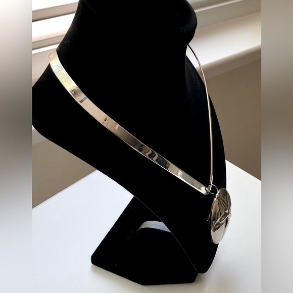 Silver Plated Necklace with Silver Sand Dollar Pendant/Brooch - Picture 7 of 13